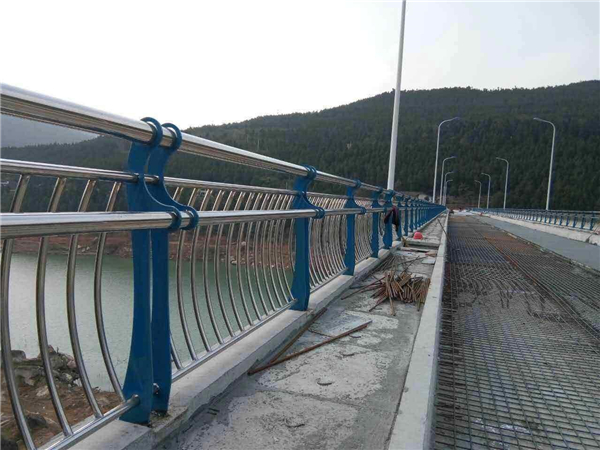 红桥不锈钢桥梁护栏的特点及其在桥梁安全中的重要作用