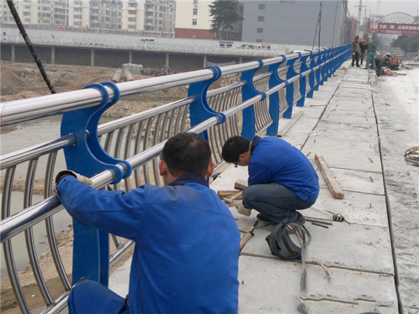 红桥不锈钢河道护栏的特性及其在城市景观中的应用