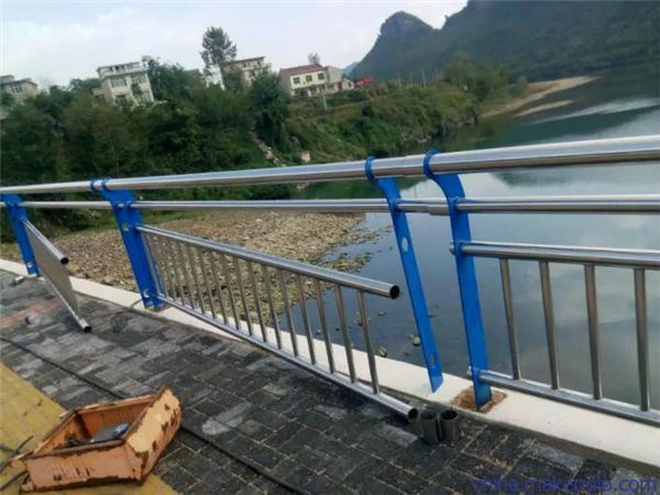 红桥不锈钢复合管护栏是一种卓越的防护材料